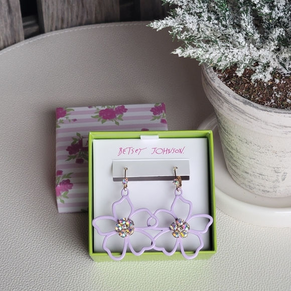 NWT Betsey Johnson pastel purple hollow enamel flower &  crystal earrings - Picture 4 of 5